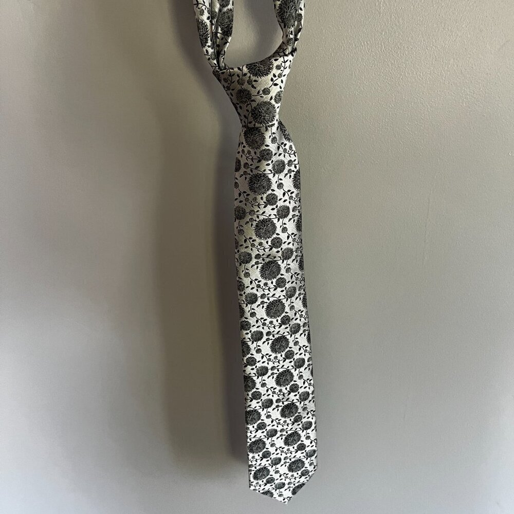 Montebello Italia 100% Silk Silver Floral Men's Tie